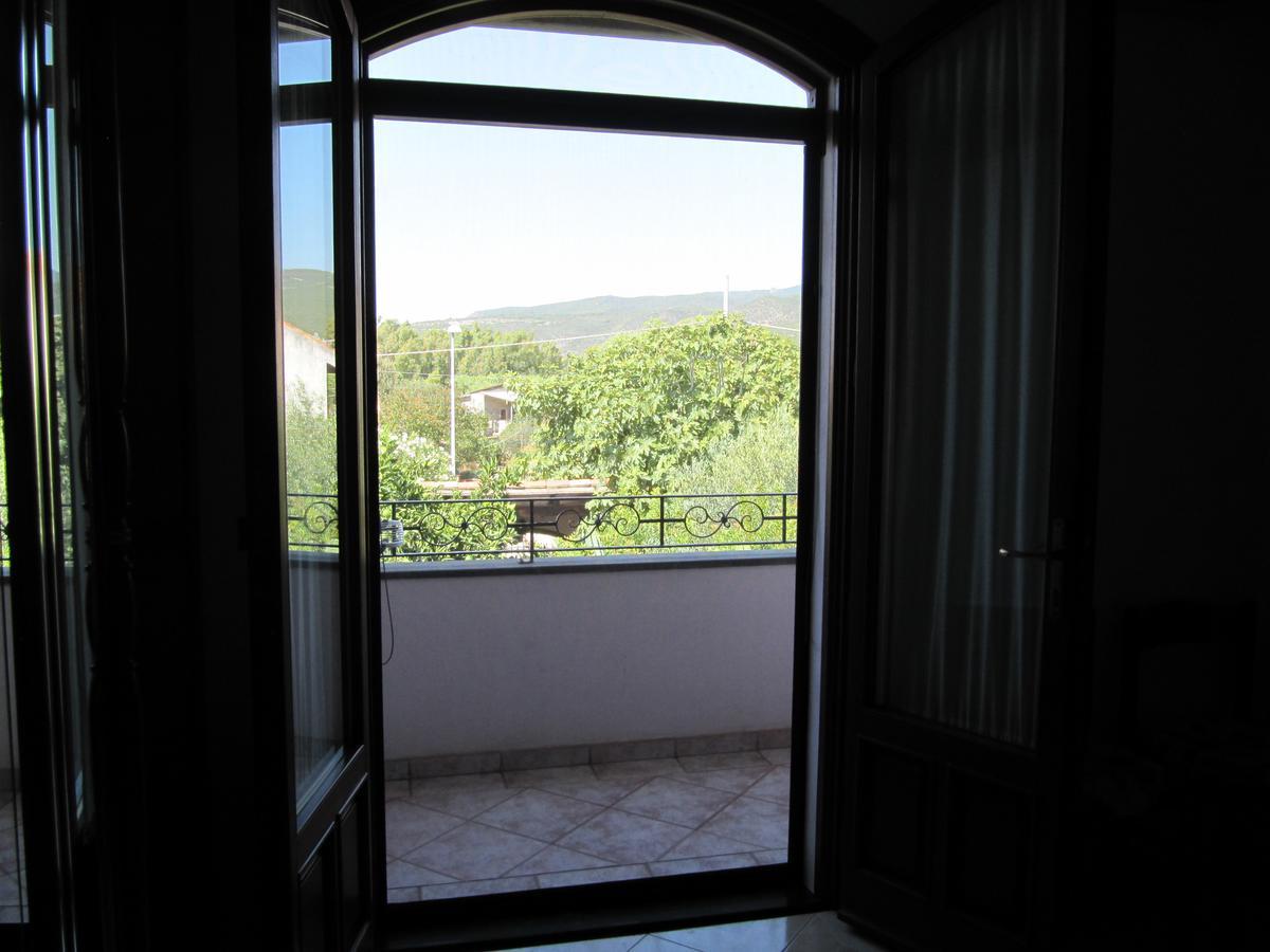 Il Portico Bed & Breakfast Uras Luaran gambar